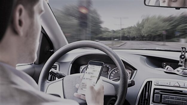 5ee33e6d0ee694771334943b-pueden-multarte-usar-movil-parado-semaforo-con-el-coche-estacionado